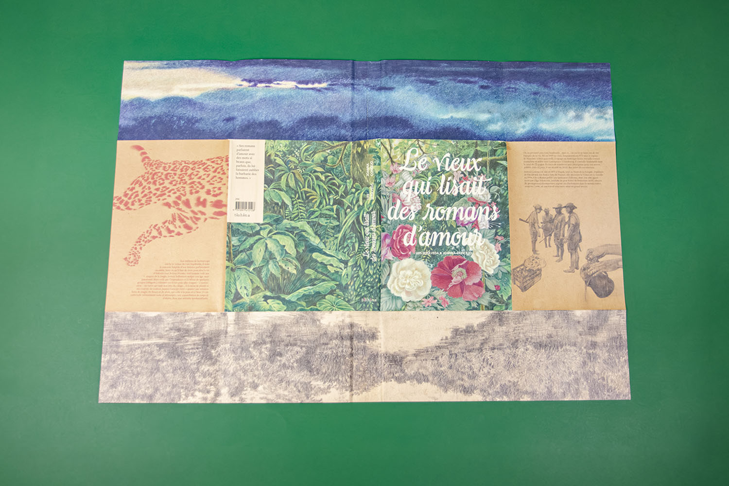 le rabat déplié montre la couverture, quatrième de couverture et diverses illustrations révélant des pasages du livre