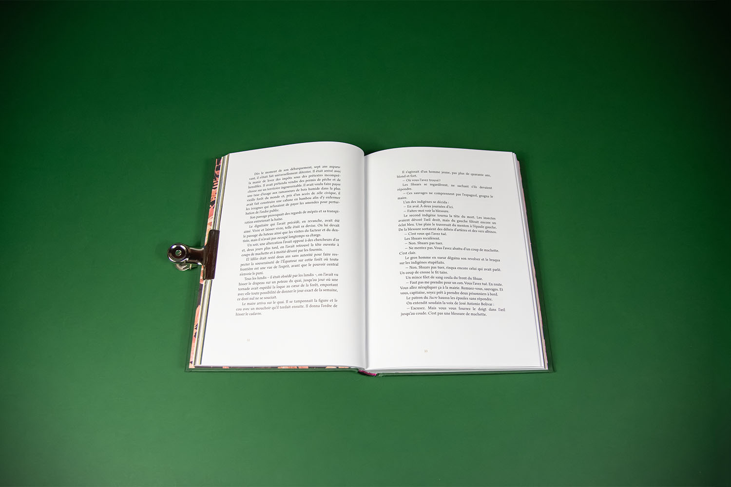 double page du livre montrant comment les folios ou numéros de pages, bougent au fur et à mesure de l'ouvrage